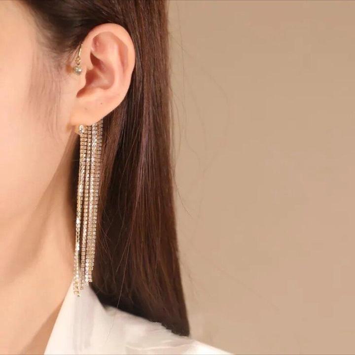 Elegant dame klipsørering med trekantet design og skinnende finish i sølv og kobber. Tilføj glamour til dit look.