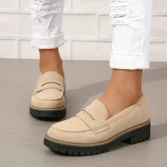 Elegante damesuede loafers, rund tå, tyk 4,5 cm sål, retrodesign passer til casual chic stil.