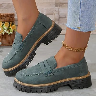 Elegante damesuede loafers, rund tå, tyk 4,5 cm sål, retrodesign passer til casual chic stil.