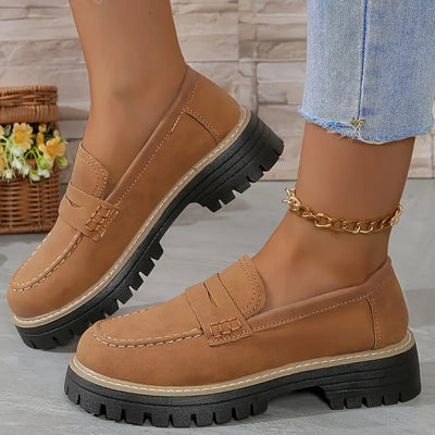Elegante damesuede loafers, rund tå, tyk 4,5 cm sål, retrodesign passer til casual chic stil.