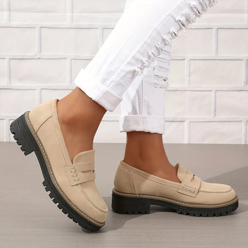 Elegante damesuede loafers, rund tå, tyk 4,5 cm sål, retrodesign passer til casual chic stil.