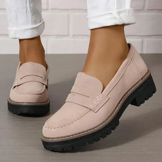 Elegante damesuede loafers, rund tå, tyk 4,5 cm sål, retrodesign passer til casual chic stil.