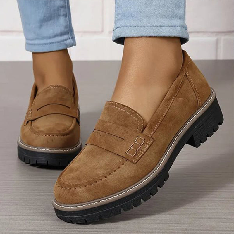 Elegante damesuede loafers, rund tå, tyk 4,5 cm sål, retrodesign passer til casual chic stil.
