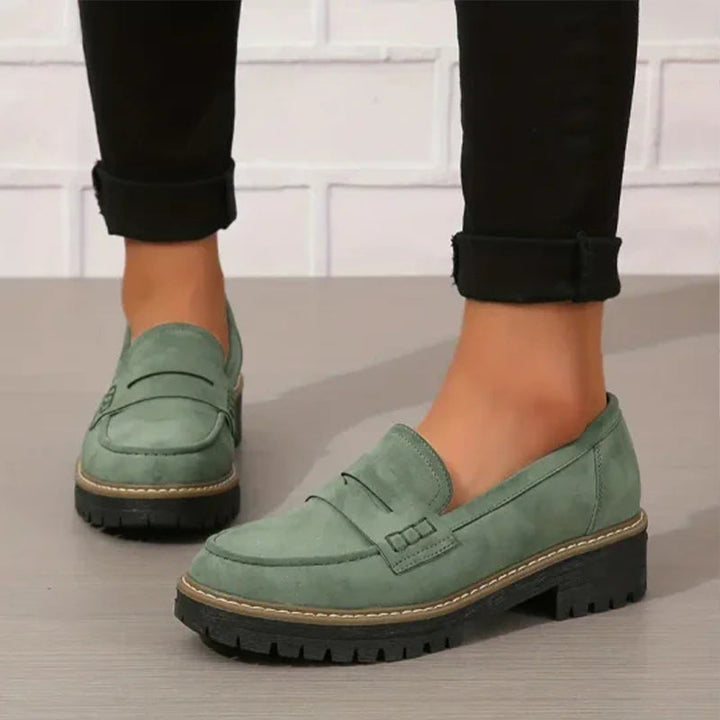 Elegante damesuede loafers, rund tå, tyk 4,5 cm sål, retrodesign passer til casual chic stil.