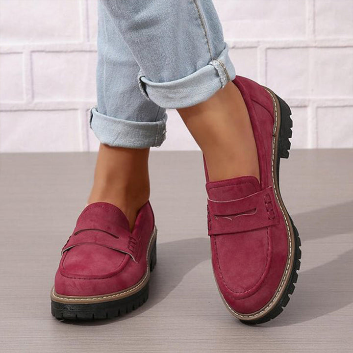 Elegante damesuede loafers, rund tå, tyk 4,5 cm sål, retrodesign passer til casual chic stil.