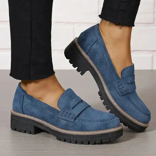 Elegante damesuede loafers, rund tå, tyk 4,5 cm sål, retrodesign passer til casual chic stil.