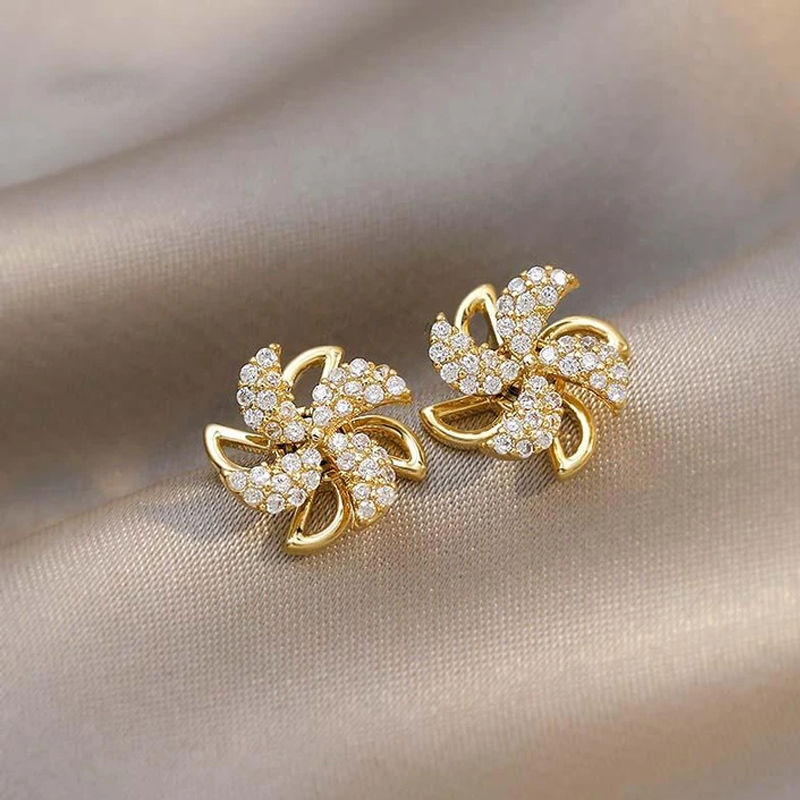 Dame elegante roterbare vindmølle øreringe, 18K guld, glitrende i lyset for at fremhæve kvinders stil og glæde.