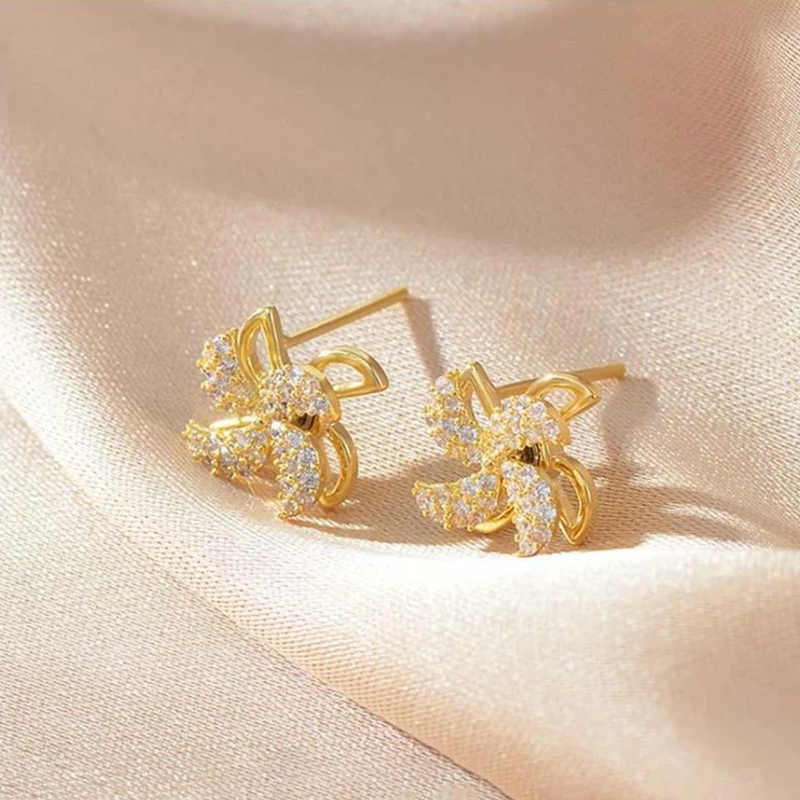 Dame elegante roterbare vindmølle øreringe, 18K guld, glitrende i lyset for at fremhæve kvinders stil og glæde.