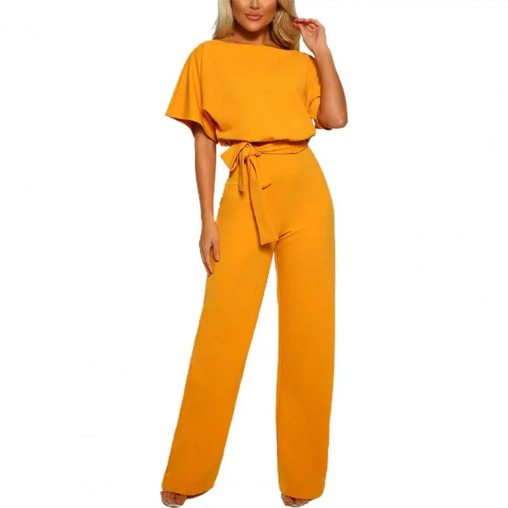 Elegant dame jumpsuit i beige med blonde detaljer, vide ben, perfekt til fester og hverdag.