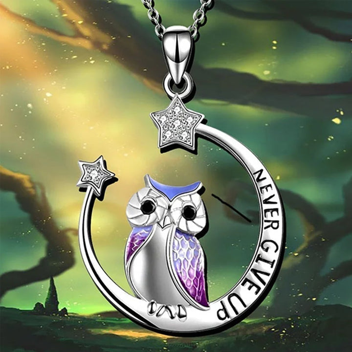 Elegant sølv dame ugle halskæde 'Never Give Up', symboliserer visdom og mod, indgravering inspirerer.