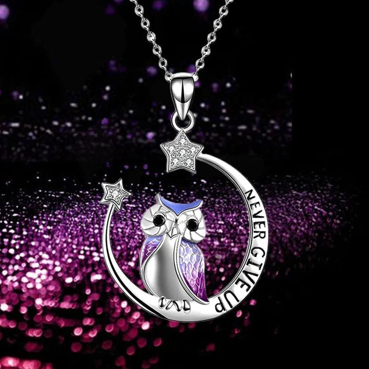 Elegant sølv dame ugle halskæde 'Never Give Up', symboliserer visdom og mod, indgravering inspirerer.