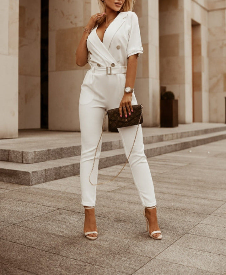 Elegant dame jumpsuit med V-hals og halv ærme i beige, der fremhæver skønhed og tilbyder komfort og stil.