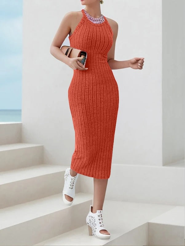 Elegant dame halterneck bodycon midikjole, strækbar og formende, fremhæver let silhuetten.