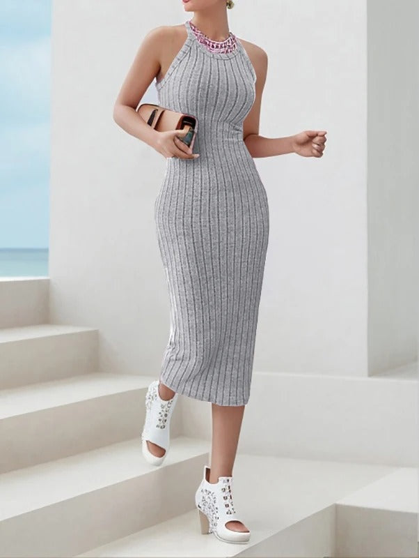 Elegant dame halterneck bodycon midikjole, strækbar og formende, fremhæver let silhuetten.