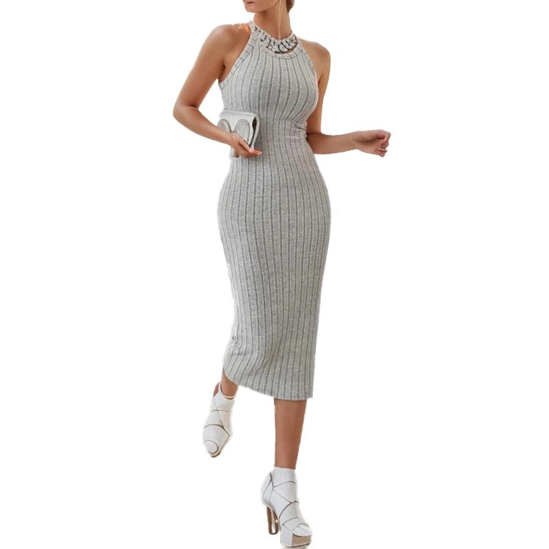 Elegant dame halterneck bodycon midikjole, strækbar og formende, fremhæver let silhuetten.