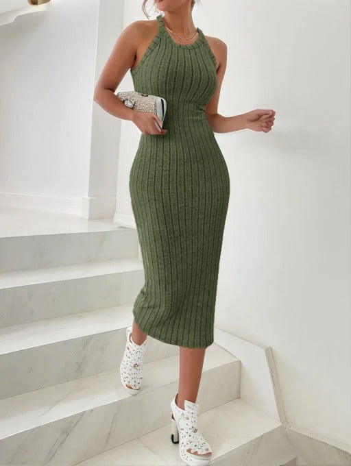 Elegant dame halterneck bodycon midikjole, strækbar og formende, fremhæver let silhuetten.