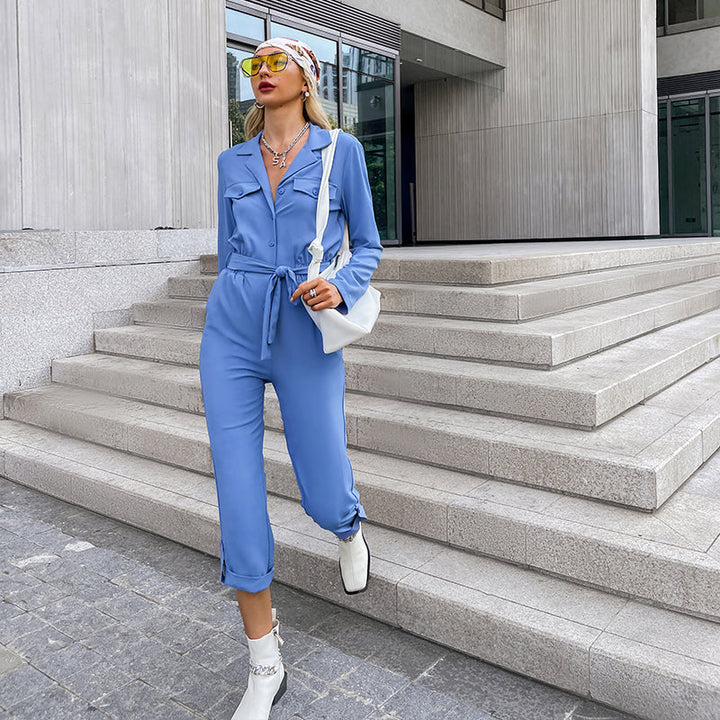 Elegant dame jumpsuit med lange ærmer, klassisk snit, glat stof, stilfuld knaplukning.