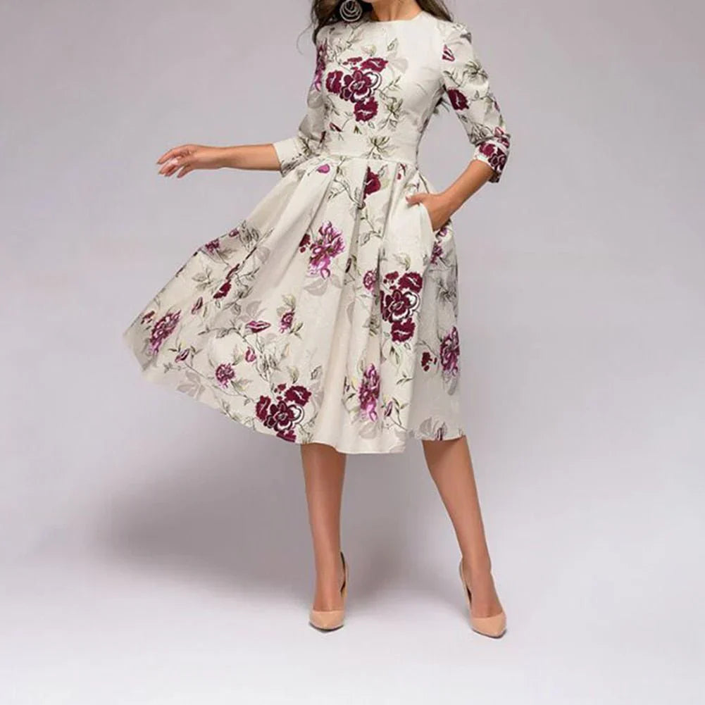 Elegant damekjole i mellemlængde, tidløst design, klassisk snit og åndbart stof.