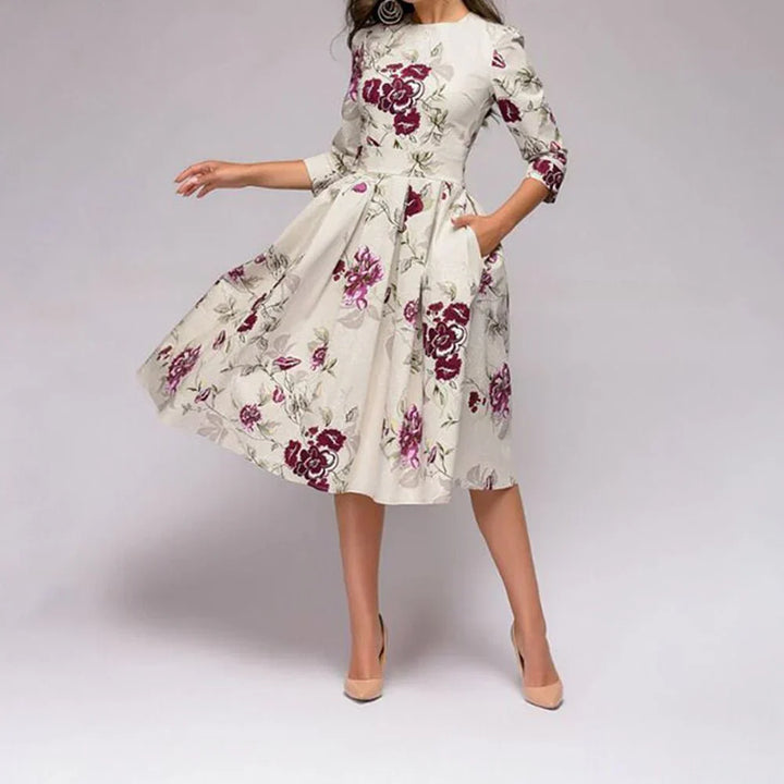 Elegant damekjole i mellemlængde, tidløst design, klassisk snit og åndbart stof.