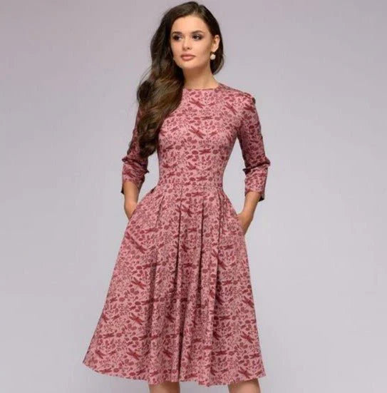 Elegant damekjole i mellemlængde, tidløst design, klassisk snit og åndbart stof.