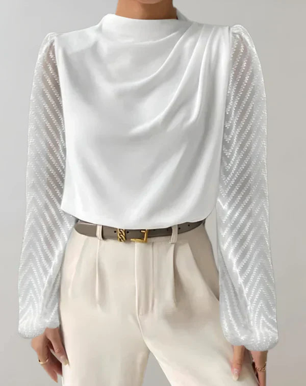 Elegant dame let hvid top med rund hals og stilfuldt snit.