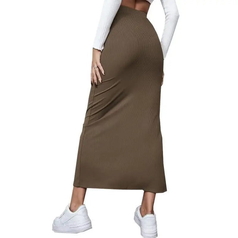 Elegant dame maxikjole med høj talje og ribstruktur, blødt stof og sidesplits for en interessant silhuet.