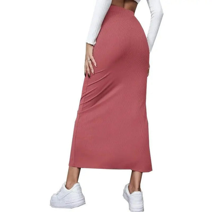 Elegant dame maxikjole med høj talje og ribstruktur, blødt stof og sidesplits for en interessant silhuet.