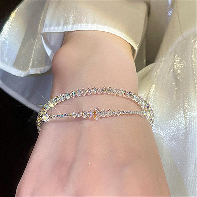 Elegant damearmbånd med krystalperler og krystalludsmykning, funklende og justerbart tilbehør til fester og hverdag.
