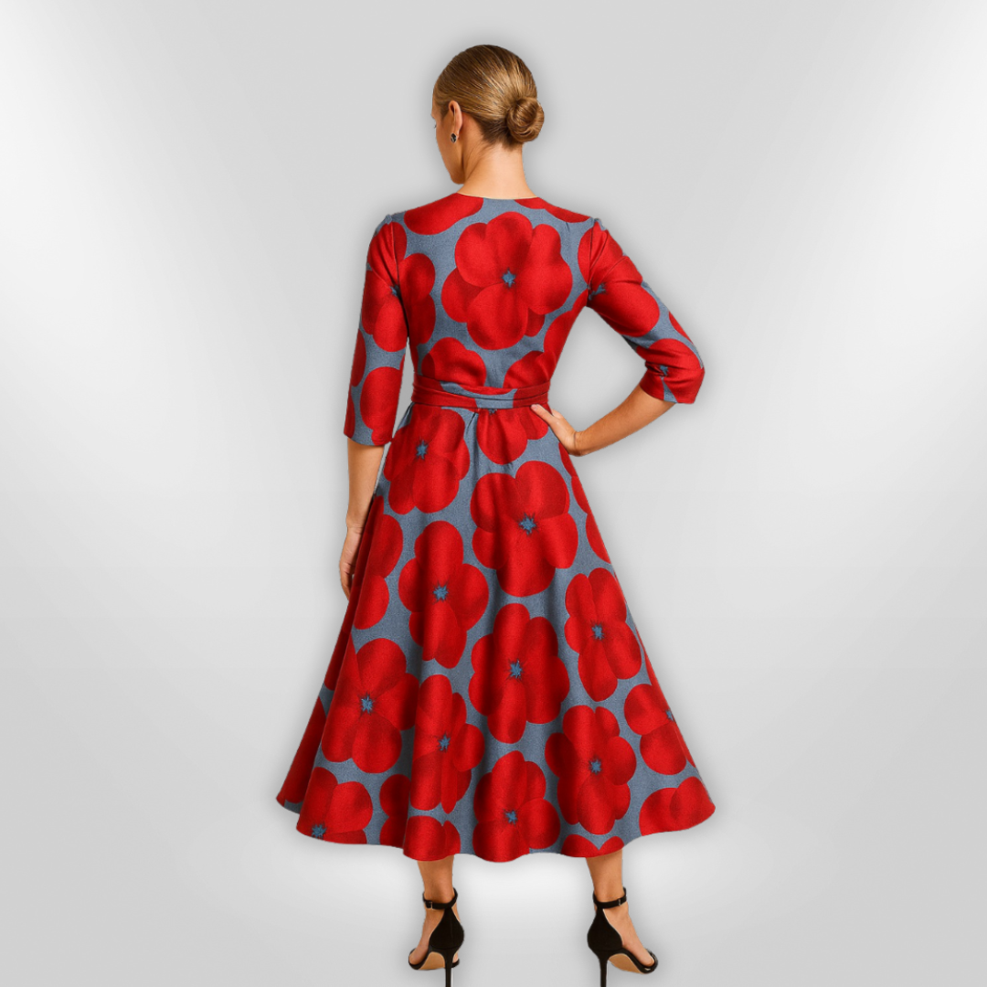 Elegant dameblomstret kjole i blødt stof, delikat blomsterdesign, fremhæver feminine former og passer til enhver lejlighed