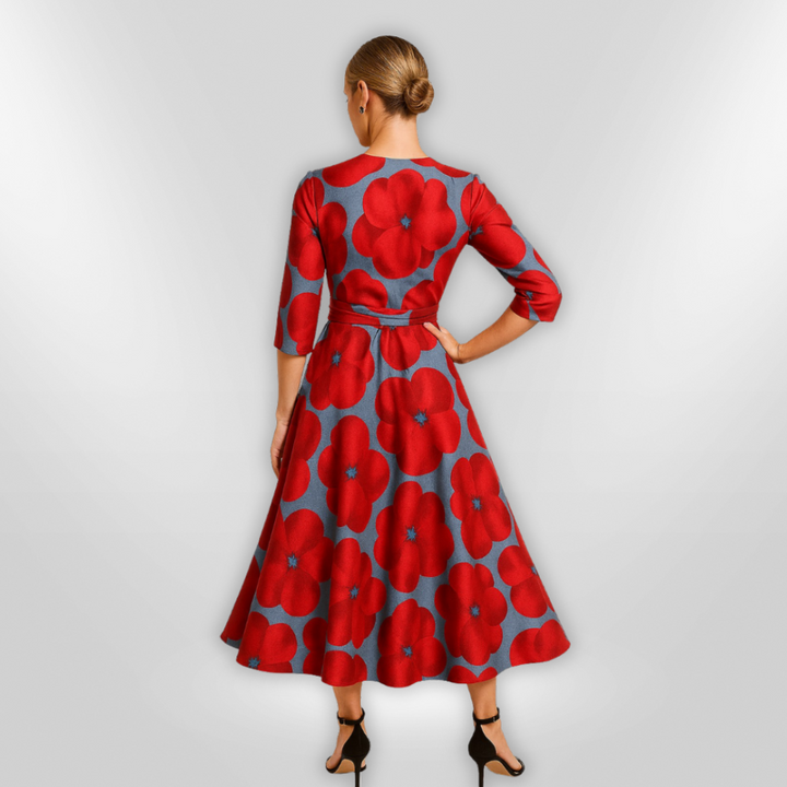 Elegant dameblomstret kjole i blødt stof, delikat blomsterdesign, fremhæver feminine former og passer til enhver lejlighed