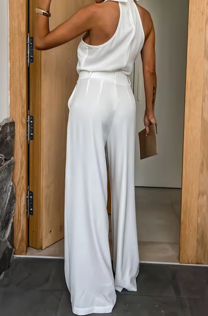 Elegant dame jumpsuit med vide ben, høj krave og blødt stof, perfekt til særlige lejligheder.