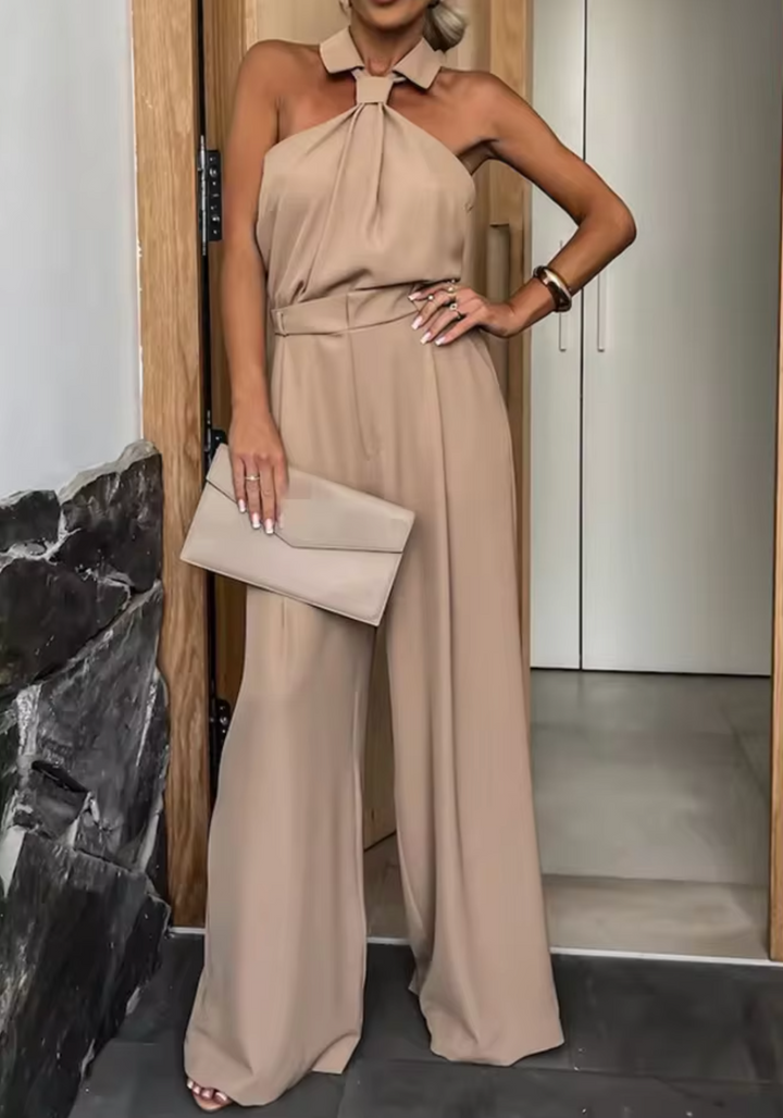 Elegant dame jumpsuit med vide ben, høj krave og blødt stof, perfekt til særlige lejligheder.