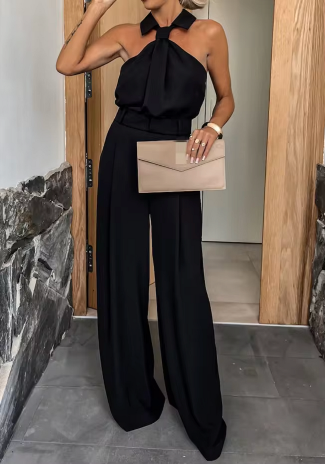 Elegant dame jumpsuit med vide ben, høj krave og blødt stof, perfekt til særlige lejligheder.