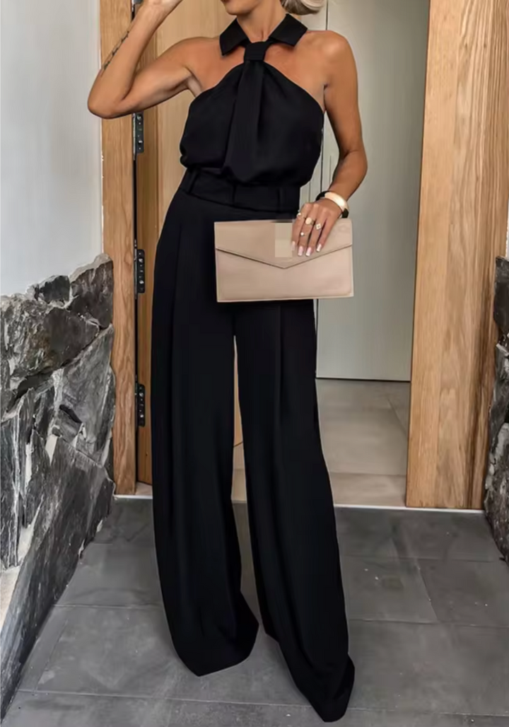 Elegant dame jumpsuit med vide ben, høj krave og blødt stof, perfekt til særlige lejligheder.