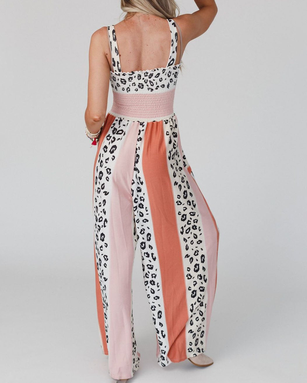 Elegant dame jumpsuit, vide ben, spaghetti stropper, orange, velegnet til hverdag og fest.