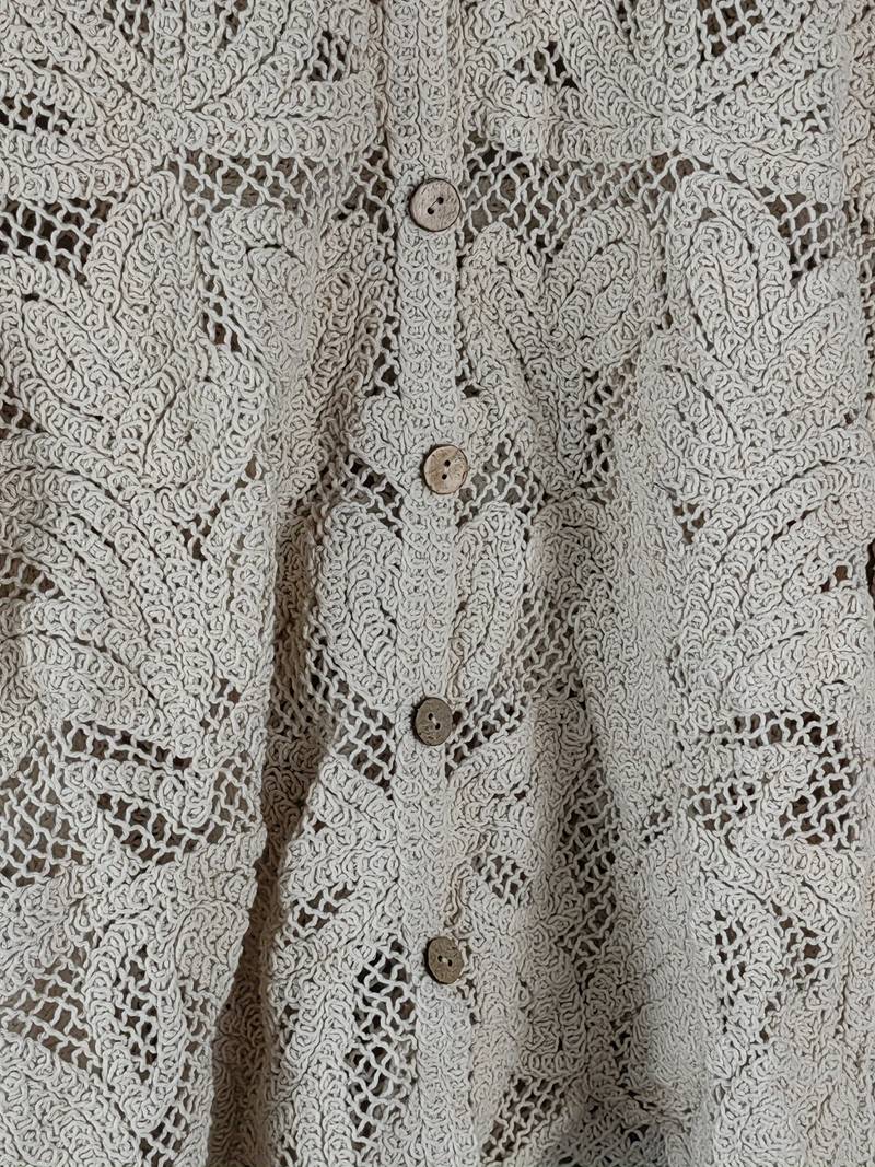 Elegant dame bluse i blonde med blomstermønster, stilfuld og behagelig til både hverdag og fest.