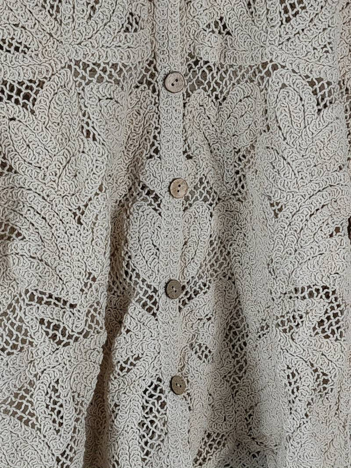Elegant dame bluse i blonde med blomstermønster, stilfuld og behagelig til både hverdag og fest.