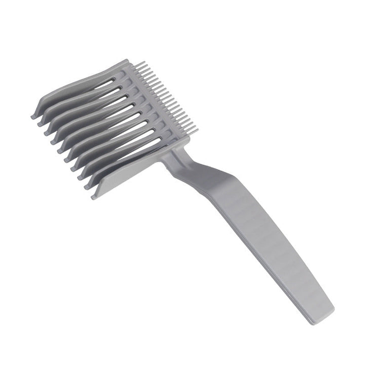 Ergonomisk herre gradientkam, sorte og grå nuancer, til hårklipning, brugt i en salon.