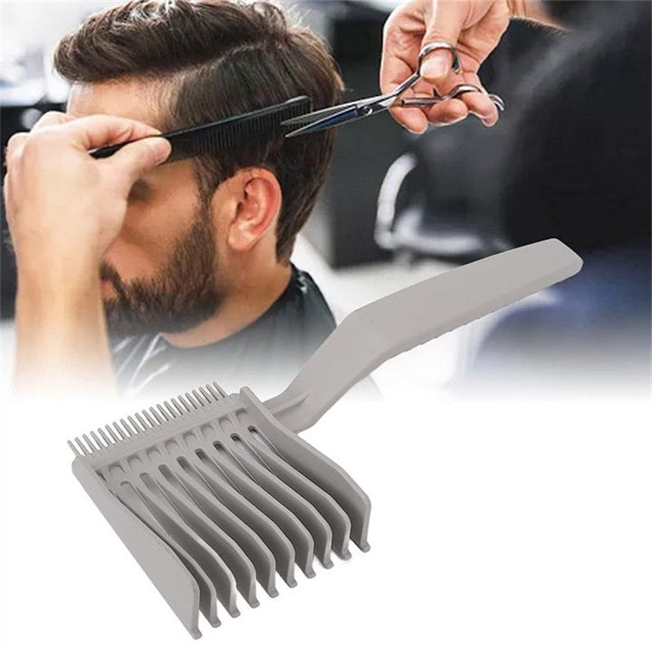 Ergonomisk herre gradientkam, sorte og grå nuancer, til hårklipning, brugt i en salon.