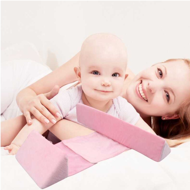 Ergonomisk babypude til liggende position, støtter hoved og krop, åndbart materiale, neutrale farver, forhindrer fladt hoved.
