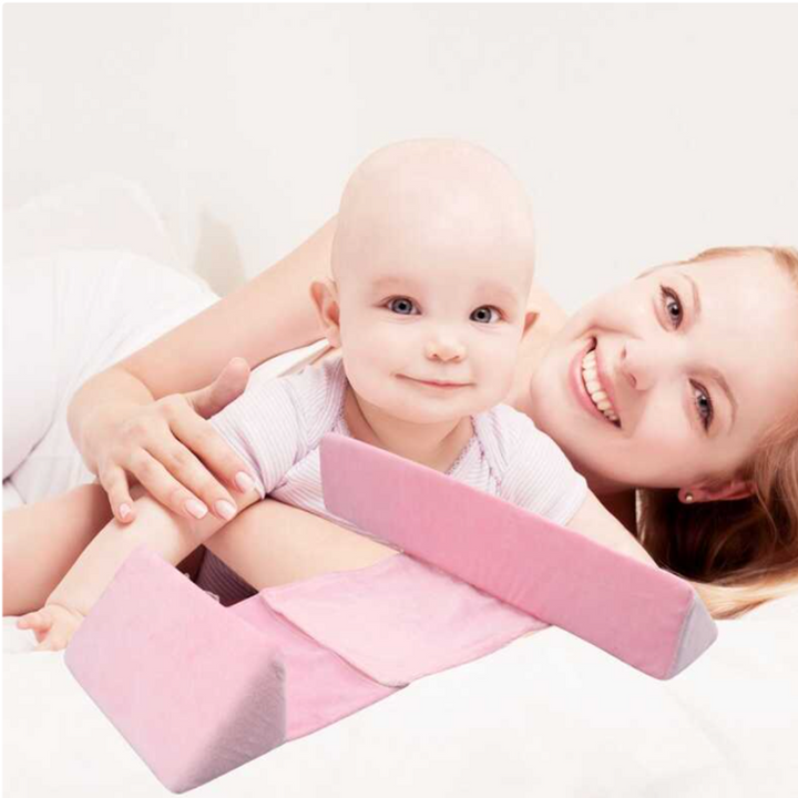 Ergonomisk babypude til liggende position, støtter hoved og krop, åndbart materiale, neutrale farver, forhindrer fladt hoved.
