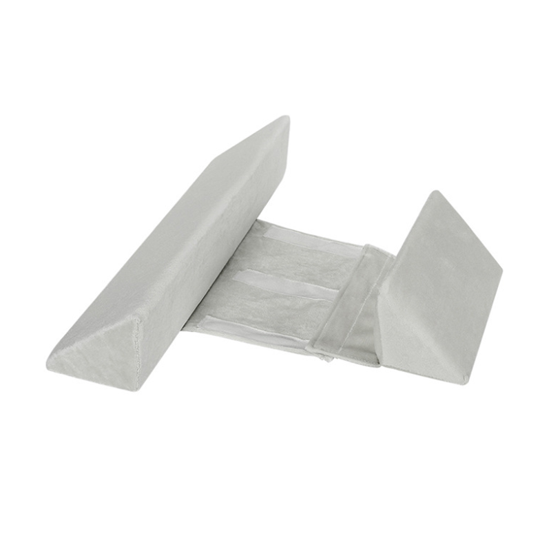 Ergonomisk babypude til liggende position, støtter hoved og krop, åndbart materiale, neutrale farver, forhindrer fladt hoved.