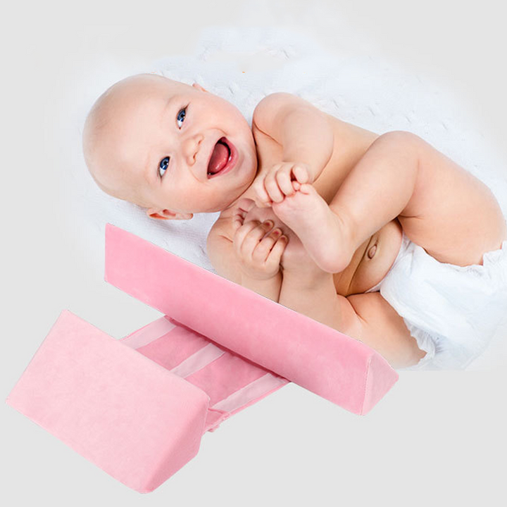 Ergonomisk babypude til liggende position, støtter hoved og krop, åndbart materiale, neutrale farver, forhindrer fladt hoved.