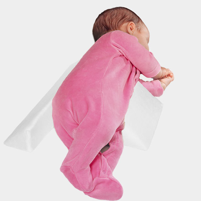Ergonomisk babypude til liggende position, støtter hoved og krop, åndbart materiale, neutrale farver, forhindrer fladt hoved.
