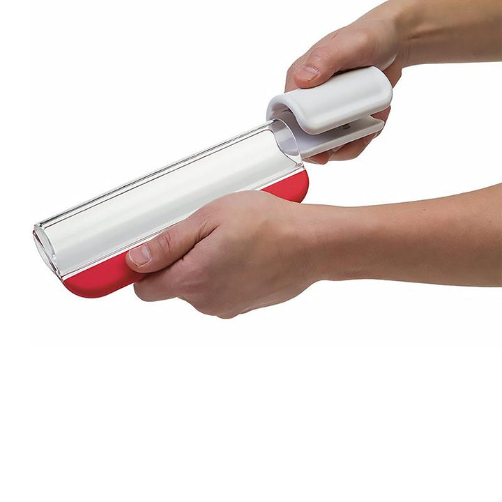 Ergonomisk, farverig frugt- og grøntsagsskærer i nærbillede, rustfrit stål og plastik, moderne design.