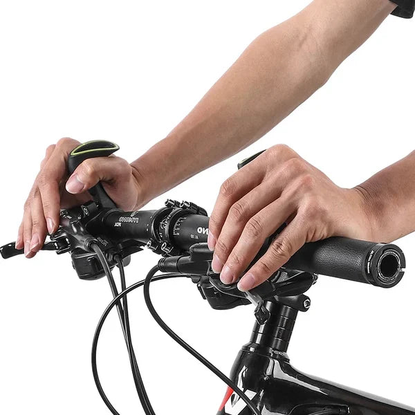 Ergonomiske cykelhåndtag i kulfiber, stilrent sort design forbedrer håndposition og reducerer vibrationer under cykling.