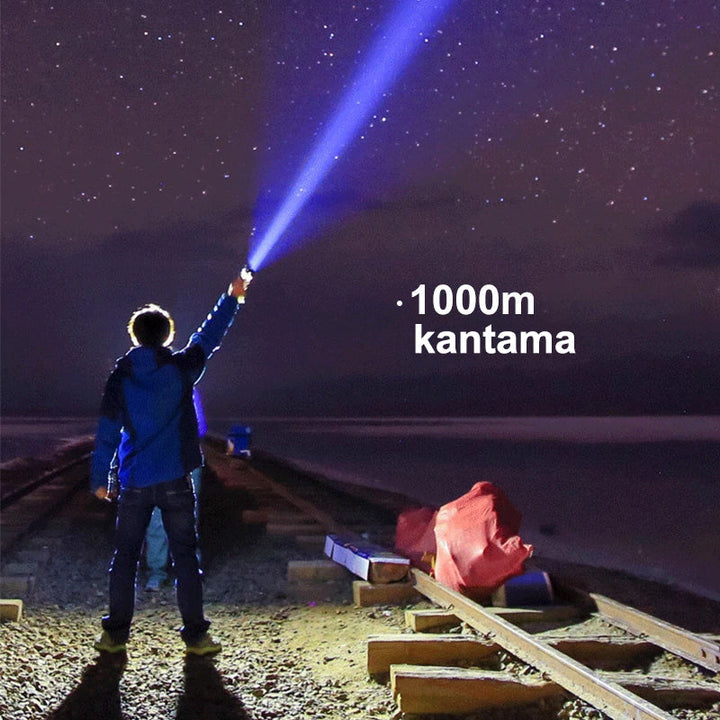Ekstra kraftig 100.000 lumen LED-lommelygte med robust ABS-konstruktion og IPX6 vandtæthed, ideel til udendørs brug.