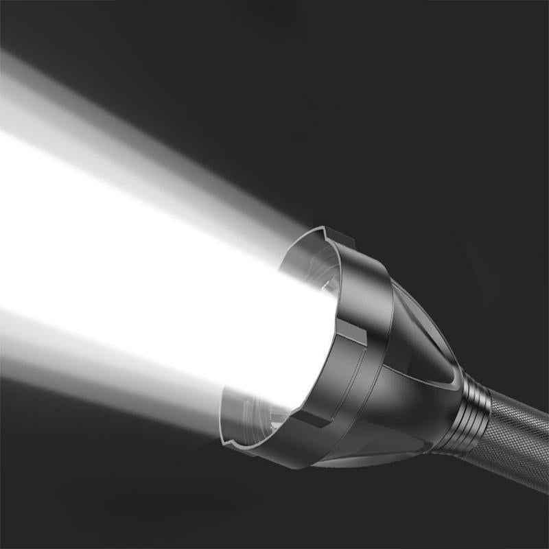 Ekstra kraftig 100.000 lumen LED-lommelygte med robust ABS-konstruktion og IPX6 vandtæthed, ideel til udendørs brug.