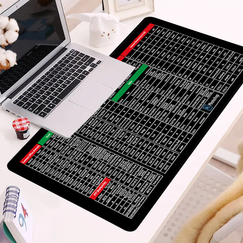 Ekstra stor sort skridsikker musemåtte til tastatur med mønstrede genvejstaster og holdbare syede kanter til skrivebordet.
