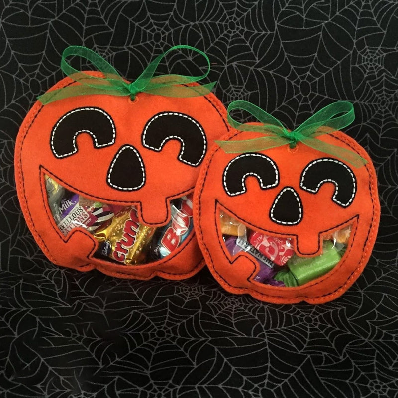 Halloween slikpose med græskar og spøgelse, gennemsigtig glimmerfilt, farverig og festlig.